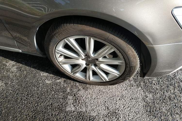 Used Audi A6L 2012 TFSI Standard Model Right Front Wheel Hub
