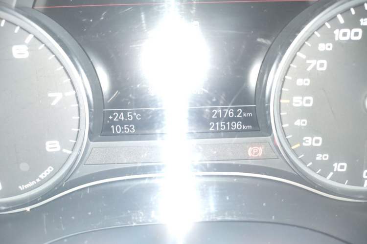 Used Audi A6L 2012 TFSI Standard Model Odometer Close Up