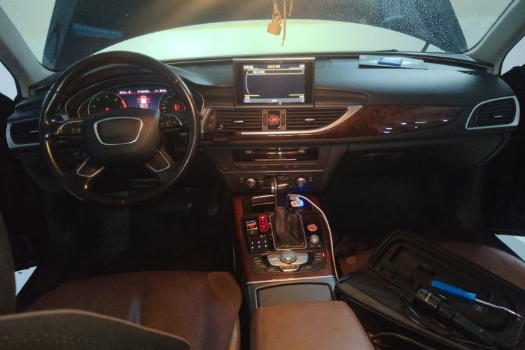 Used Audi A6L 2014 30 FSI Comfort Model Center Console