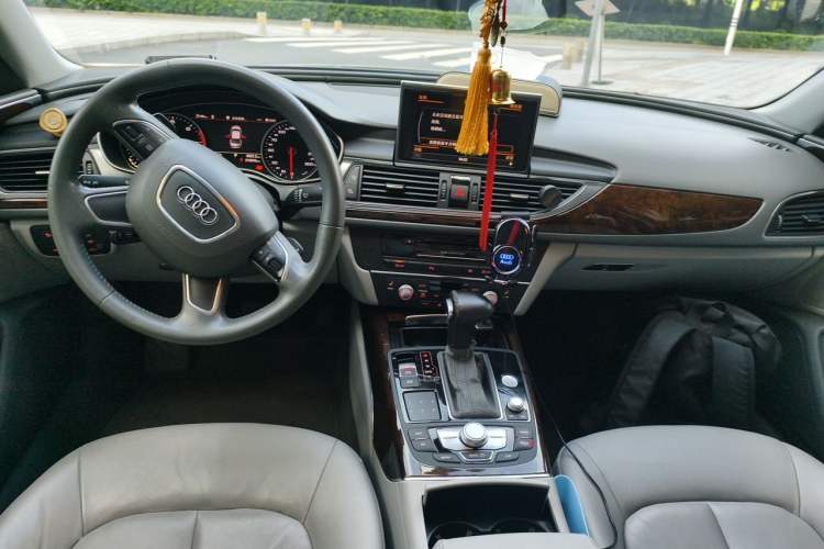 Used Audi A6L 2014 30 FSI Comfort Model Center Console