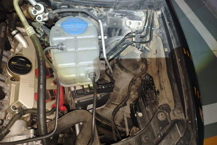 Used Audi A6L 2014 35 FSI Comfort Version Engine Bay Left