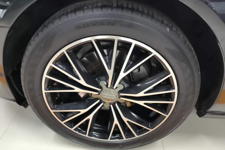 Used Audi A6L 2014 TFSI Standard Model Left Front Wheel Hub
