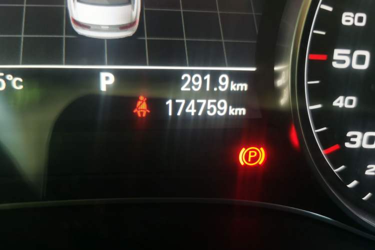 Used Audi A6L 2014 30 FSI Comfort Model Odometer Close Up