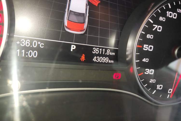 Used Audi A6L 2014 30 FSI Luxury Model Odometer Close Up