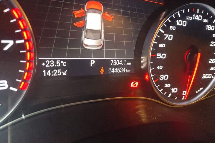 Used Audi A6L 2014 30 FSI Comfort Model Odometer Close Up