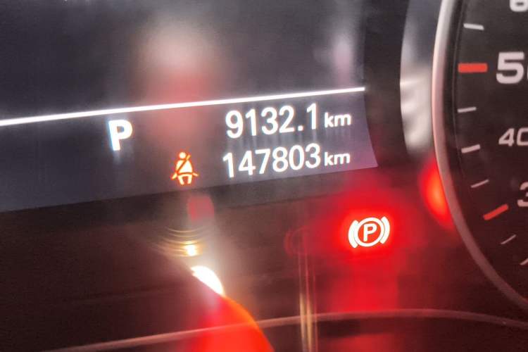 Used Audi A6L 2014 30 FSI Luxury Model Odometer Close Up