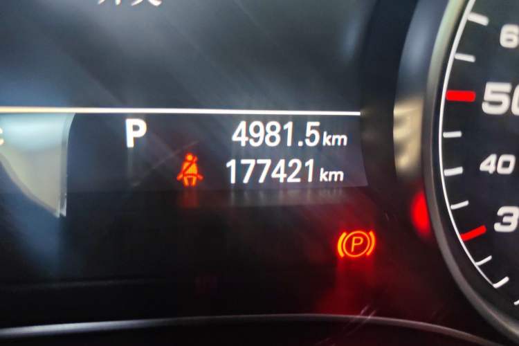 Used Audi A6L 2014 30 FSI Comfort Model Odometer Close Up
