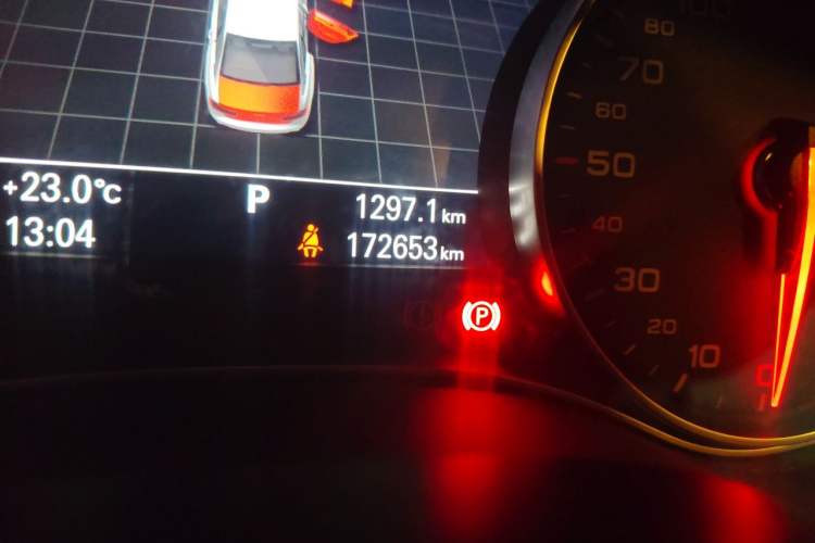 Used Audi A6L 2014 30 FSI Comfort Model Odometer Close Up