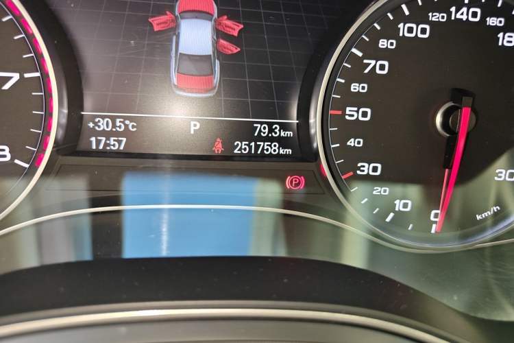 Used Audi A6L 2014 TFSI Standard Model Odometer Close Up