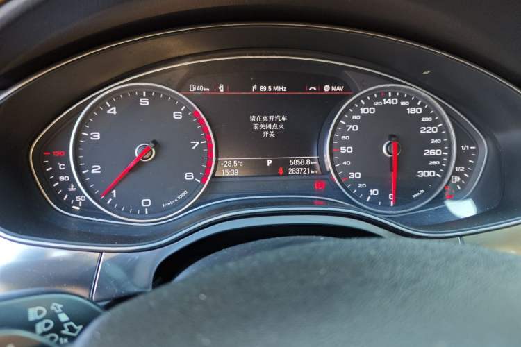 Used Audi A6L 2014 TFSI Standard Model Odometer Close Up