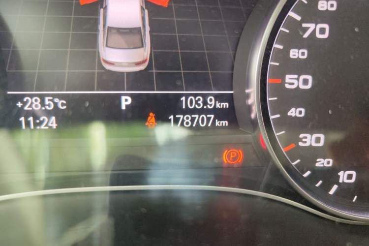 Used Audi A6L 2014 30 FSI Technology Model Odometer Close Up