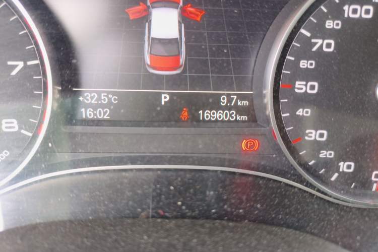 Used Audi A6L 2014 30 FSI Technology Model Odometer Close Up