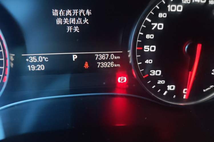 Used Audi A6L 2014 30 FSI Comfort Model Odometer Close Up