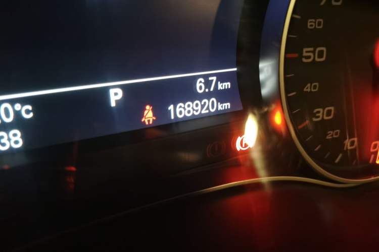 Used Audi A6L 2014 30 FSI Technology Model Odometer Close Up