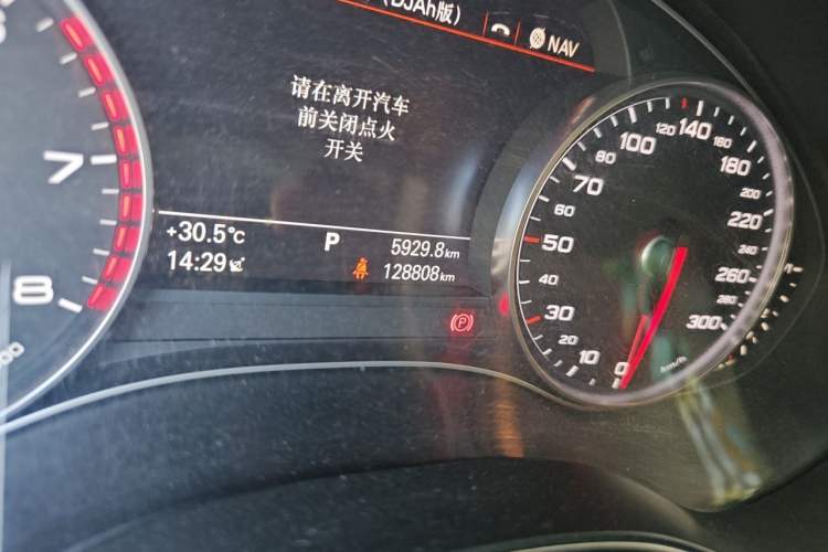 Used Audi A6L 2014 TFSI Standard Model Odometer Close Up