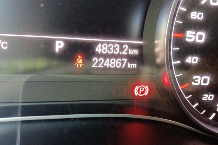 Used Audi A6L 2014 30 FSI Comfort Model Odometer Close Up