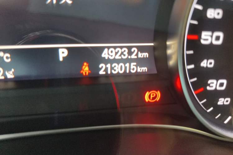 Used Audi A6L 2014 30 FSI Comfort Model Odometer Close Up