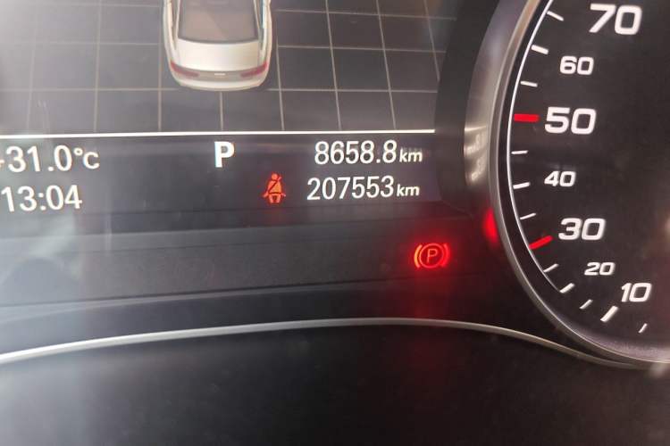 Used Audi A6L 2014 30 FSI Comfort Model Odometer Close Up