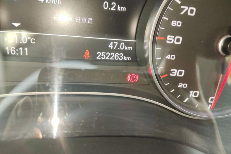 Used Audi A6L 2014 TFSI Manual Base Model Odometer Close Up