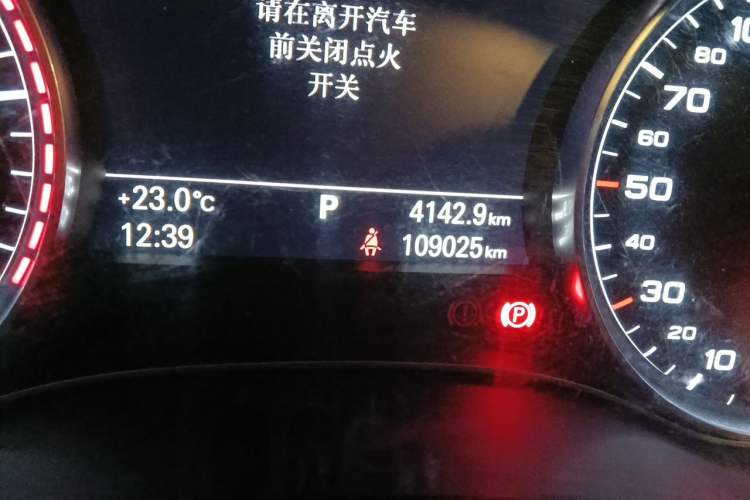 Used Audi A6L 2014 TFSI Standard Model Odometer Close Up