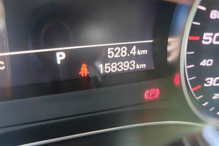 Used Audi A6L 2014 30 FSI Luxury Model Odometer Close Up