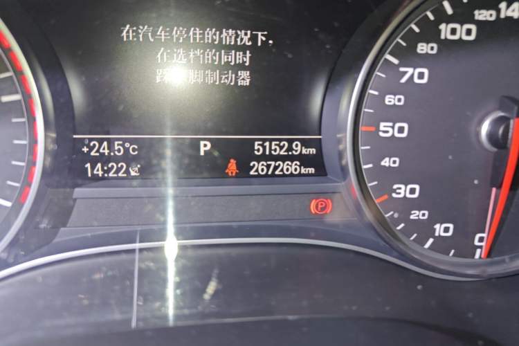 Used Audi A6L 2014 TFSI Standard Model Odometer Close Up