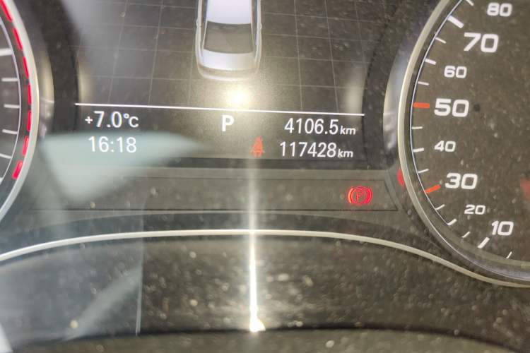 Used Audi A6L 2014 30 FSI Comfort Model Odometer Close Up