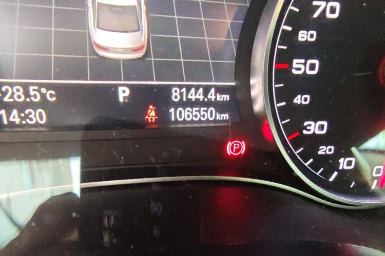 Used Audi A6L 2014 30 FSI Luxury Model Odometer Close Up