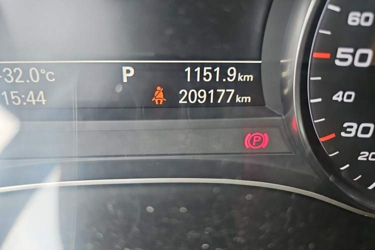 Used Audi A6L 2014 TFSI Standard Model Odometer Close Up