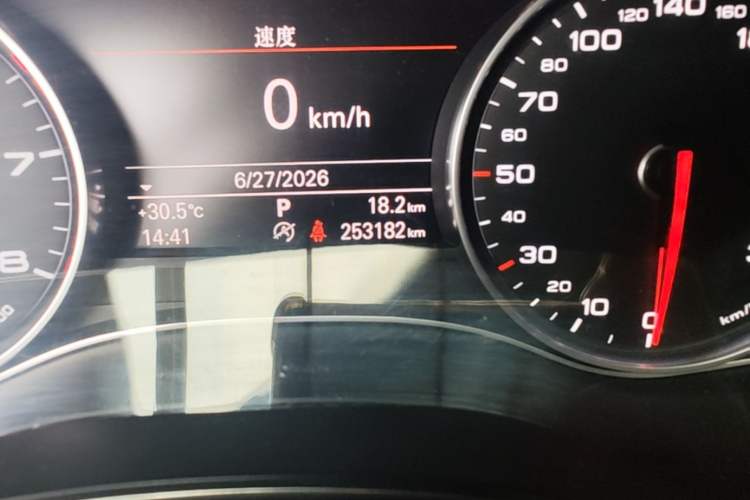Used Audi A6L 2014 TFSI Standard Model Odometer Close Up