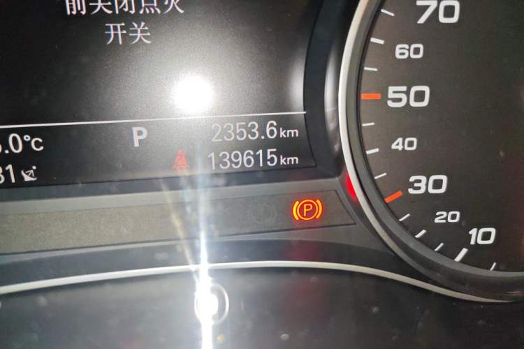 Used Audi A6L 2014 30 FSI Comfort Model Odometer Close Up