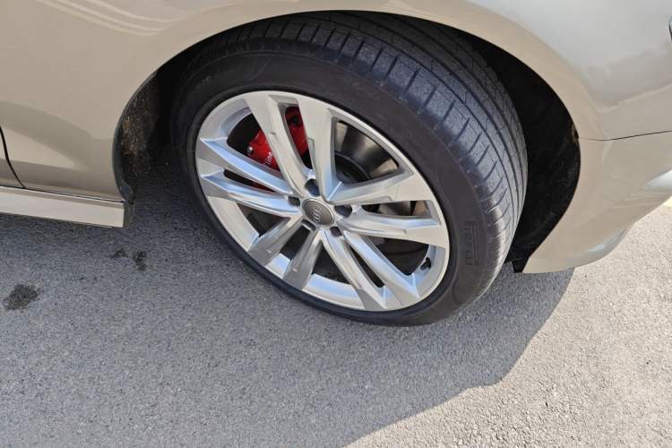Used Audi A6L 2014 TFSI Standard Model Right Front Wheel Hub