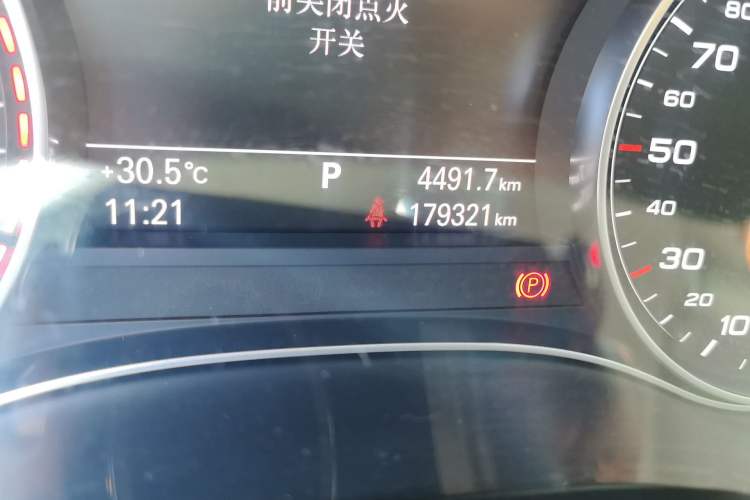 Used Audi A6L 2014 TFSI Standard Model Odometer Close Up