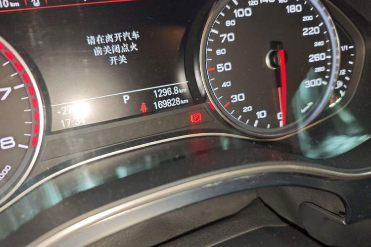 Used Audi A6L 2014 TFSI Standard Model Odometer Close Up