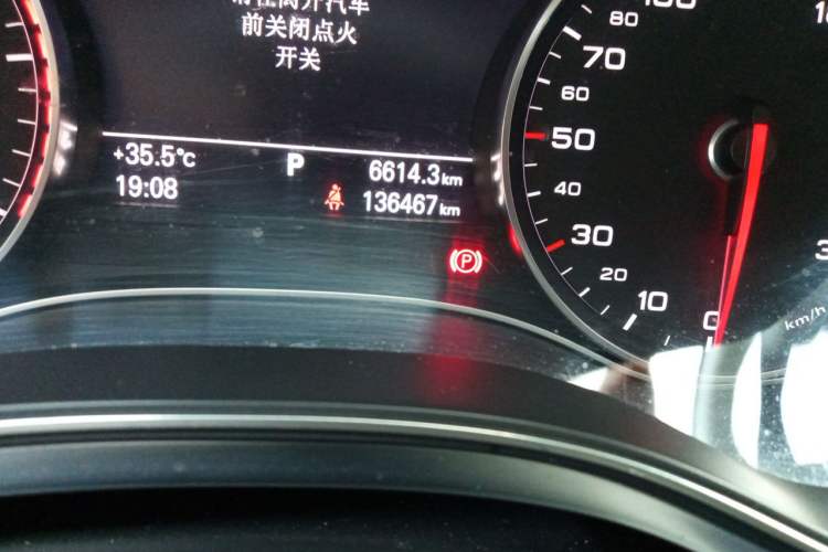 Used Audi A6L 2014 30 FSI Comfort Model Odometer Close Up
