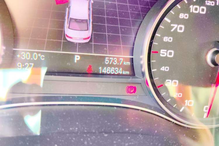Used Audi A6L 2014 30 FSI Luxury Model Odometer Close Up