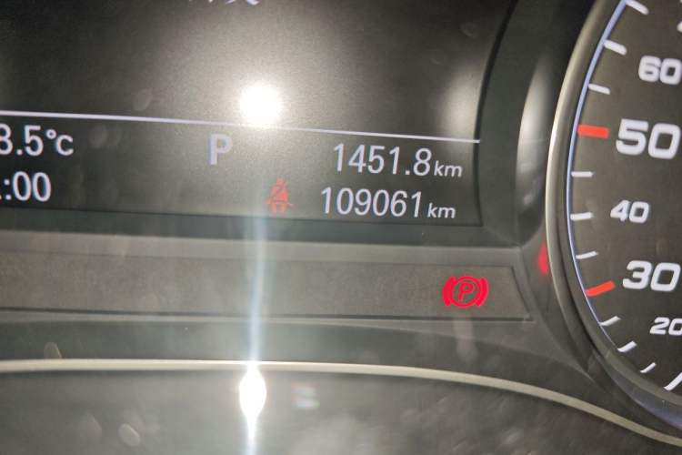 Used Audi A6L 2014 30 FSI Comfort Model Odometer Close Up