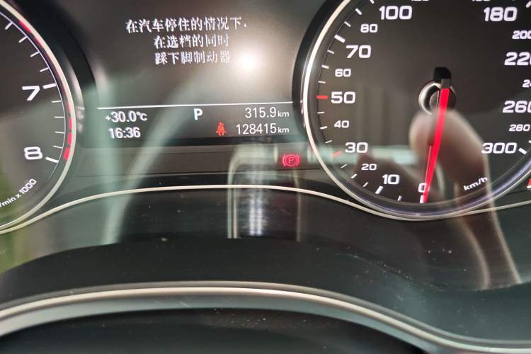Used Audi A6L 2014 TFSI Standard Model Odometer Close Up