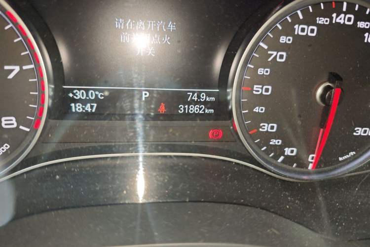 Used Audi A6L 2014 TFSI Standard Model Odometer Close Up