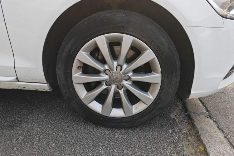 Used Audi A6L 2014 TFSI Standard Model Right Front Wheel Hub