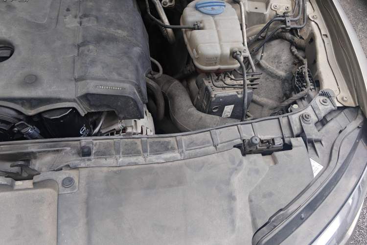 Used Audi A6L 2014 TFSI Standard Model Engine Bay Left