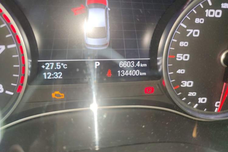 Used Audi A6L 2014 TFSI Standard Model Odometer Close Up