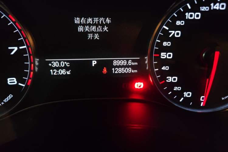 Used Audi A6L 2014 TFSI Standard Model Odometer Close Up