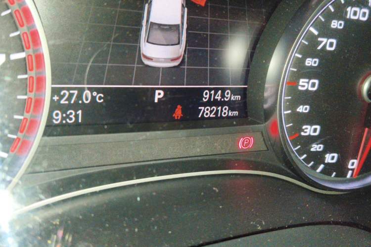 Used Audi A6L 2015 35 FSI quattro Comfort Model Odometer Close Up