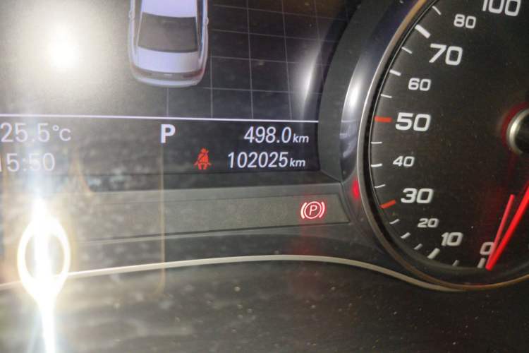 Used Audi A6L 2015 35 FSI quattro Comfort Model Odometer Close Up