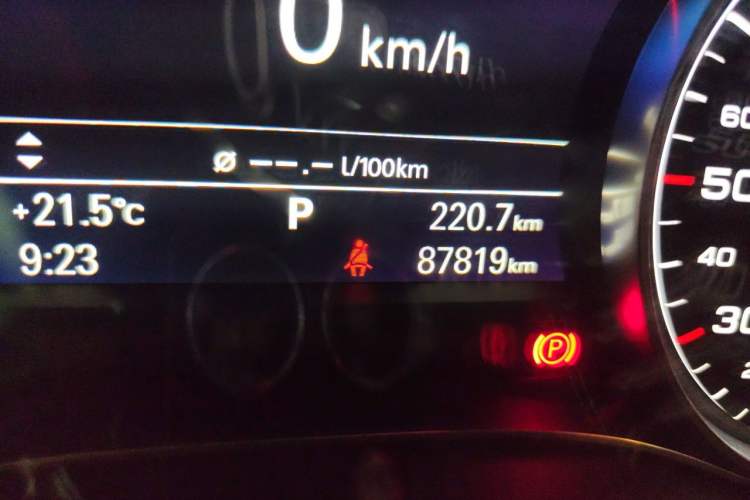 Used Audi A6L 2016 TFSI Comfort Model Odometer Close Up