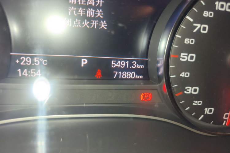 Used Audi A6L 2017 30 FSI Comfort Model Odometer Close Up