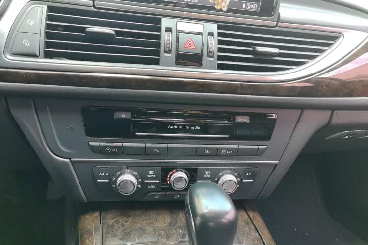 Used Audi A6L 2018 30th Anniversary Edition 35 TFSI Fashion Model Audio And AC Panel