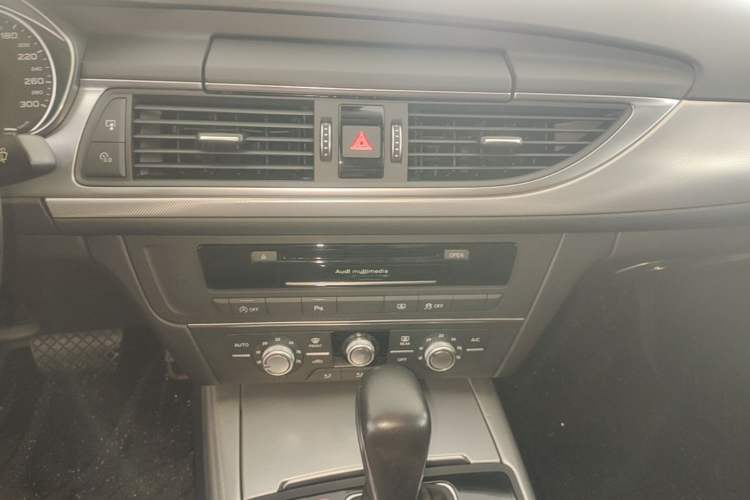 Used Audi A6L 2018 30th Anniversary Edition 35 TFSI Fashion Model Audio And AC Panel
