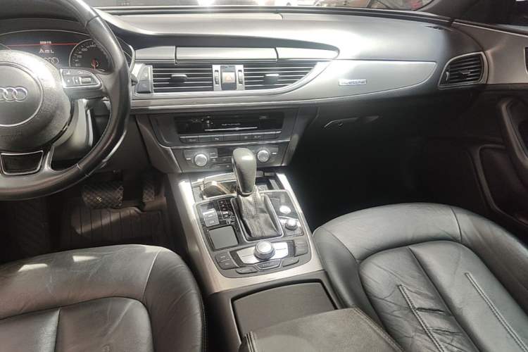 Used Audi A6L 2018 30th Anniversary Edition 45 TFSI quattro Sport model Audio And AC Panel